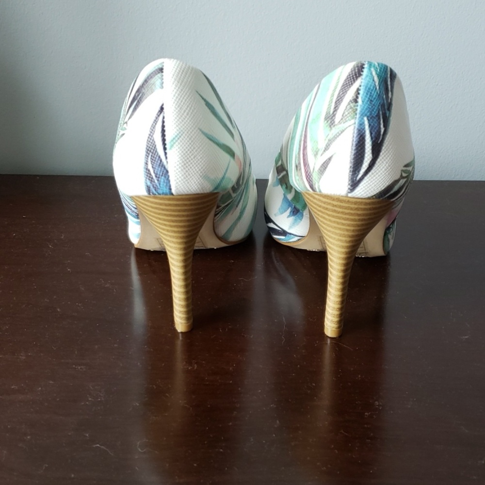 Women's Heels - Rounded Toe - Picture 5 of 6